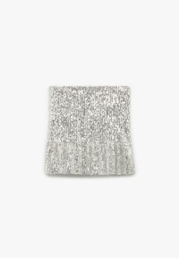 Clutch argentata con paillettes e dettagli a frange. Presenta una superficie testurizzata realizzata in materiali metallici di forma rettangolare.