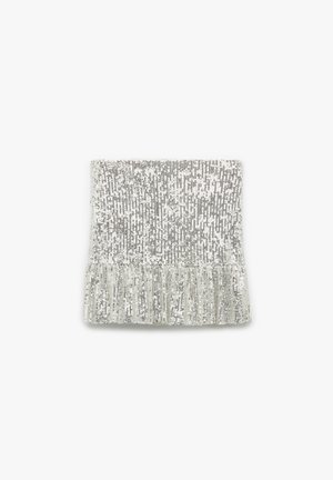 Clutch argentata con paillettes e dettagli a frange. Presenta una superficie testurizzata realizzata in materiali metallici di forma rettangolare.