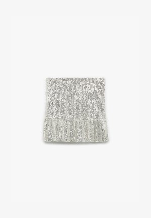 Pochette en sequins argentés avec des détails en franges. Elle présente une surface texturée composée de matériaux métalliques, de forme rectangulaire.