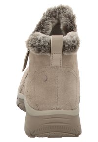 Taupe suède enkellaars met een faux fur kraag, gewatteerde achterkant en elastische zijpaneel; voorzien van een gestructureerde rubberen zool en minimale hardware.
