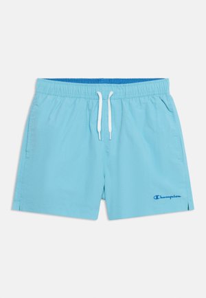 Short de bain homme bleu clair avec taille élastique, lien blanc, poches latérales et logo "Champion" bleu sur la jambe gauche.