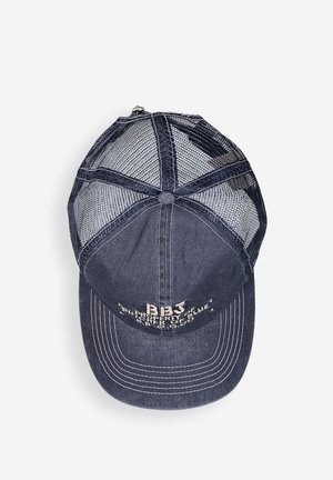 Dunkelblaues Denim-Baseballcap mit Netzrückenteilen und weiß besticktem Text auf der Vorderseite mit der Aufschrift "BB3" und kleineren Worten darunter.