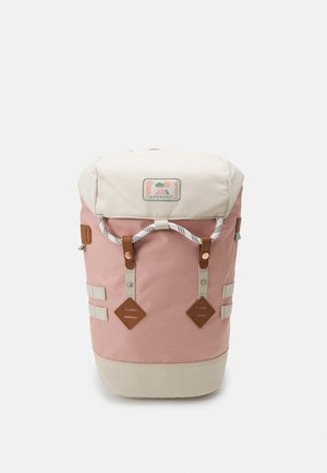 Roze en beige roll-top rugzak met voorste patchlogo, touwsluiting, leren accenten en zijriemdetails op een witte achtergrond.
