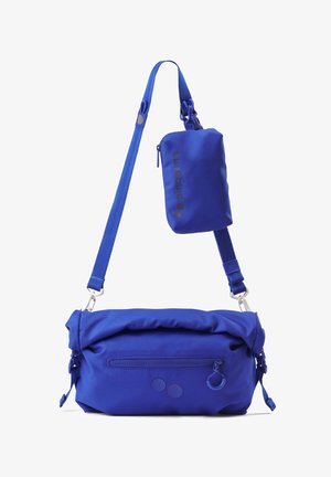 Blaue Stoffschultertasche mit gerolltem oberen Teil, abnehmbarem Reißverschlussbeutel, verstellbarem Trageriemen und vorderer Reißverschlusstasche. Mit runden Akzentpunkten.