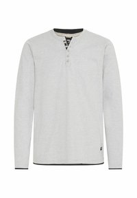 Langärmliges, hellgraues Henley-Shirt mit drei Knöpfen am Hals, kontrastierendem schwarzen Kragen und schwarzem Saum. Weiche Textur.