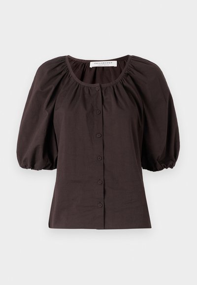 Tumepruun puff-sleeve pluus ringikujulise kaeluse ja kuue nööbiga ees. Valmistatud kergest kangast, millel on tekstuurne viimistlus.