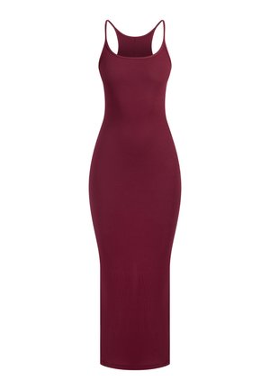 Bordowa sukienka bez rękawów o prążkowanej fakturze, o dopasowanym kroju, sięgająca do połowy łydki. Cienkie ramiączka i gładka tekstura podkreślają jej smukły design.