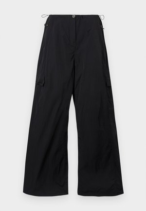 Pantaloni neri a gamba larga realizzati in tessuto leggero, con apertura frontale con bottone, vita regolabile con cordino e dettagli con tasche cargo laterali.