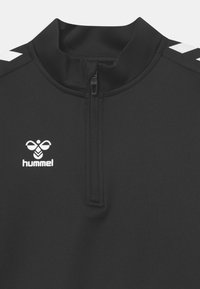 Schwarzes sportliches Quarter-Zip-Oberteil mit hohem Kragen, Reißverschluss und weißen Logo- und Streifenakzenten auf den Schultern. Glatte Textur.