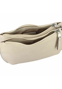 Bolso de ante beige con dos compartimentos con cremallera, forma redondeada y herrajes en tono plateado. Textura suave con un sutil logotipo en el lateral.