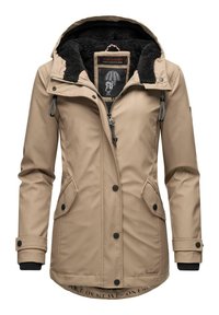 Beige waterdichte jas met een fleece-voering in de capuchon, rits en drukknoopsluiting. Heeft twee voorzakken en geribde manchetten. Binnenlabel zichtbaar.