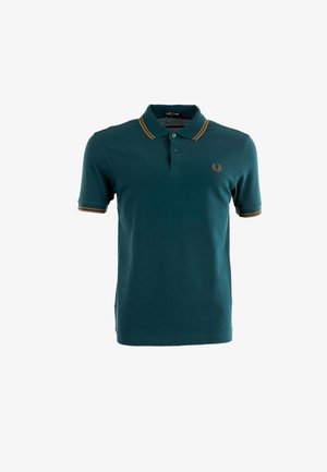 Polo en color teal de mezcla de algodón con mangas cortas, tapeta con dos botones y rayas amarillas en contraste en el cuello y las mangas. Logotipo bordado en el pecho.