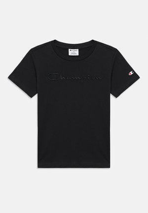 T-shirt nera a maniche corte con scollo rotondo, logo "Champion" nero ricamato sul petto e piccolo logo rosso, bianco e blu sulla manica sinistra.