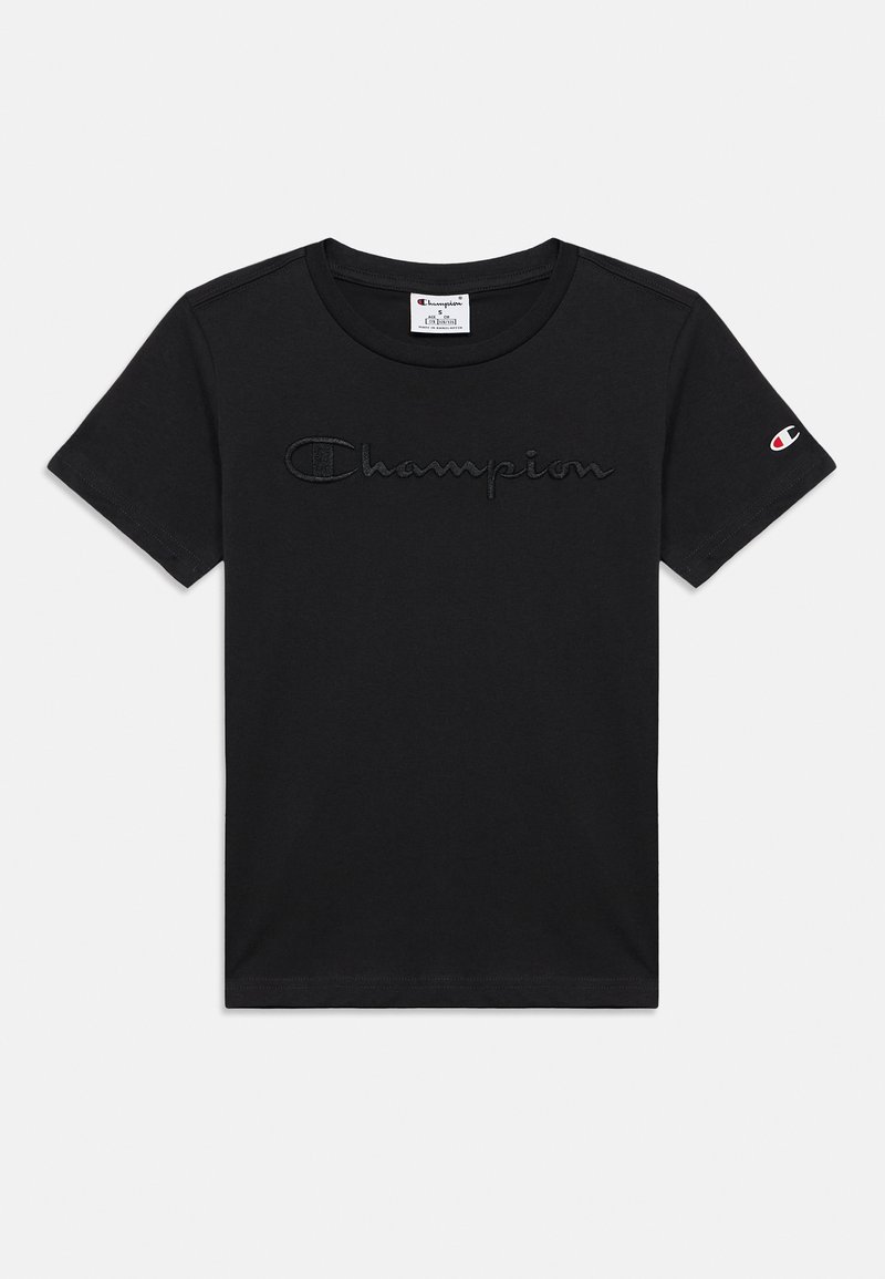 Μαύρο κοντομάνικο μπλουζάκι με στρογγυλή λαιμόκοψη, μαύρο κεντητό λογότυπο "Champion" στο στήθος και μικρό κόκκινο, λευκό και μπλε λογότυπο στο αριστερό μανίκι.