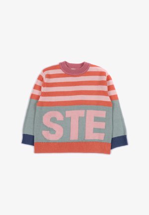 Maglione a righe lavorato a maglia con colori rosa, arancione, verde e blu, caratterizzato da grandi lettere rosa "STE" sul davanti.