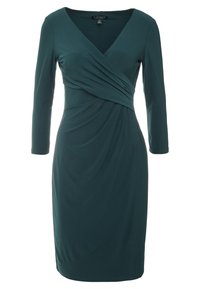 Teal knälång klänning i mjukt tyg, med V-ringning, långa ärmar och en vriden frontdetalj med rynkad textur vid midjan.