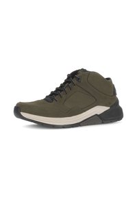 Heren sneaker in olijfgroen suede met zwarte accenten, textuur bovenwerk, vetersluiting en dikke witte tussenzool voor demping.