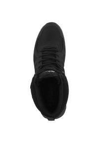 Czarne buty trekkingowe z teksturowaną cholewką, miękkim kołnierzem i wzmocnioną capą na palce. Posiada płaskie sznurowadła i wewnętrzne oznakowanie marki.
