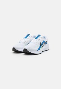 Nike Performance DOWNSHIFTER 13 - Laufschuh Straße - white/black/star blue/green strike/light armoy blue/platinum tint