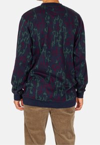 Felpa blu navale con motivo astratto verde e borgogna, maniche lunghe, colletto rotondo e orlo a coste, realizzata in tessuto morbido.