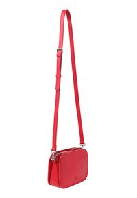 Borsa a tracolla rossa in pelle con forma rettangolare, tracolla regolabile e chiusura a doppia zip. Superficie liscia con un sottile dettaglio di branding.