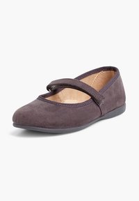 Lila Wildlederschuh mit runder Zehenpartie und Zehenriemen. Verfügt über ein weiches Innenfutter und eine niedrige, flexible Gummisohle. Einfaches Design.