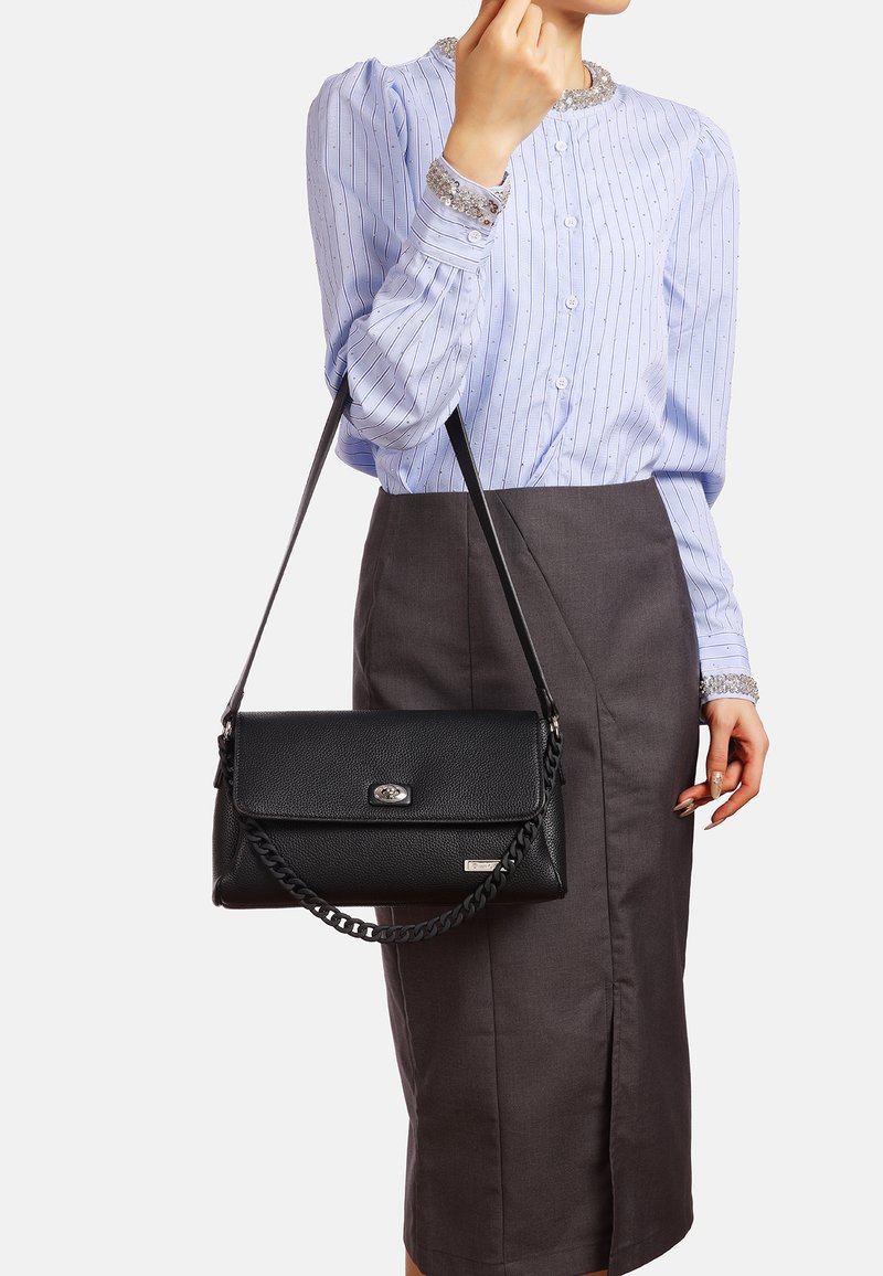 Borsa a mano in pelle nera con finitura testurizzata, hardware in argento e tracolla intrecciata. Chiusura a patta e presenta un piccolo logo.