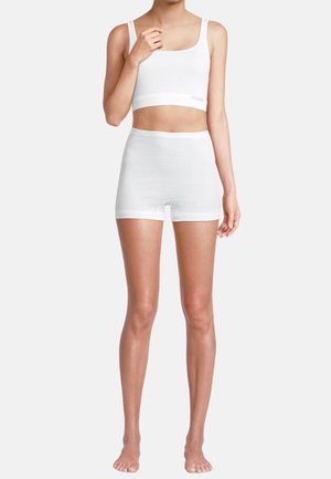 Weißer Baumwoll-Sport-BH und passende Shorts mit nahtlosem Design. Das Oberteil hat dünne Träger; die Shorts haben einen elastischen Bund.