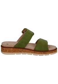 Groene suède slipper met twee brede banden, een gevoerde inlegzool en een gestructureerde kurken plateauzool met een witte rubberen buitenzool.