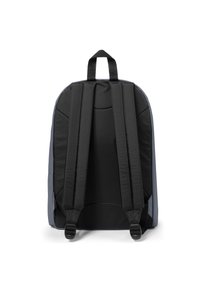 Zaino in tessuto nero con spallacci imbottiti e un pratico manico centrale sulla parte superiore. Realizzato con una texture liscia e una forma strutturata.