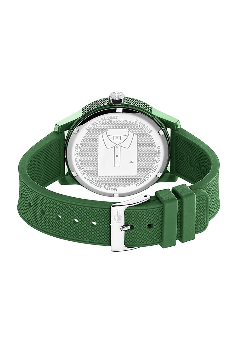 Reloj de pulsera verde con banda de silicona texturizada, cierre plateado y parte posterior de acero inoxidable grabada con un diseño de polo y detalles de resistencia al agua.