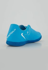 Zapatillas deportivas azules con una parte superior sintética suave, patrón texturizado, acentos blancos y una suela azul moteada, con la marca "PHANTOM".