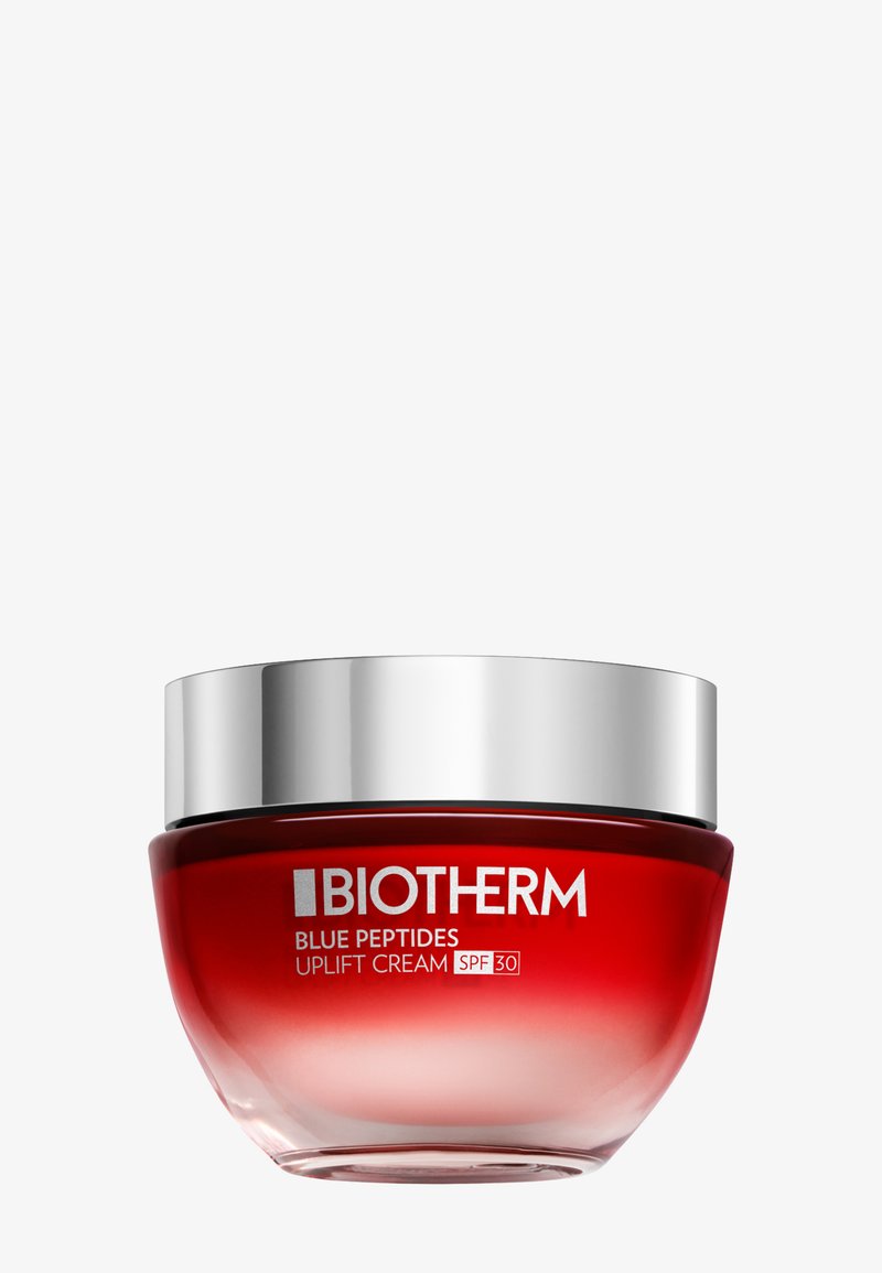 Rød og sølv krukke med Biotherm Blue Peptides Uplift Cream med SPF 30 på en ensfarvet hvid baggrund.