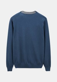 Pull en bleu marine avec un col rond et un col côtelé gris, des manches longues, ainsi que des poignets et un ourlet côtelés. Tissu léger avec une texture lisse.
