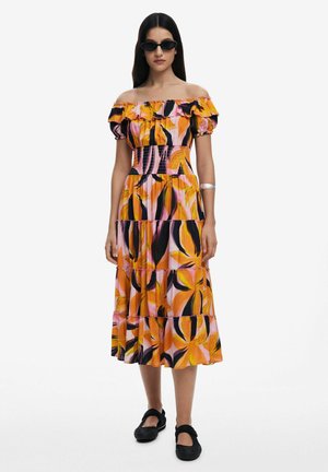 Maxiklänning med off-shoulder-design och volangärmar, färggått blommönster i rosa, orange och svart. Ruched midja och lager-på-lager kjol.