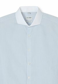 Chemise habillée à fines rayures bleu clair et blanches avec col blanc et boutons sur le devant, étiquetée "OLYMP" avec coupe ajustée et stretch naturel.