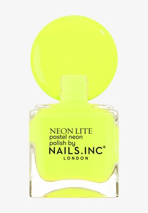 Flaske med neongult pastel neglelak fra Nails Inc London med firkantet glasbeholder og rund låg.