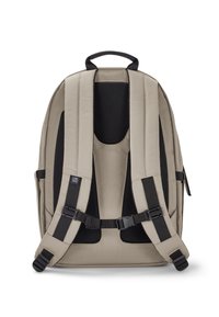 Beige Rucksack mit gepolstertem, atmungsaktivem Mesh-Rücken, verstellbaren Riemen und schwarzen Akzenten. Verfügt über einen Obergriff und eine seitliche Reißverschlusstasche.