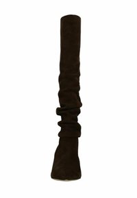 Donkerbruine boven-de-knie laars van zachte suede met een gerimpeld ontwerp, spitse neus en een taps toelopende hak. Glad textuur overal.