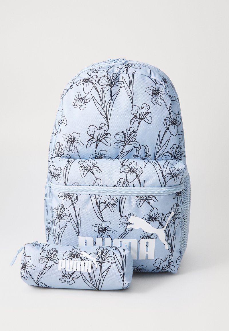 Sac à dos en tissu bleu clair avec un motif floral noir, doté d'une poche zippée à l'avant et d'une pochette cylindrique avec un logo blanc.