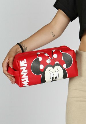 Bolso cosmético rojo hecho de material sintético, con un diseño de Minnie Mouse en blanco y negro que incluye un lazo de lunares y cierre de cremallera.