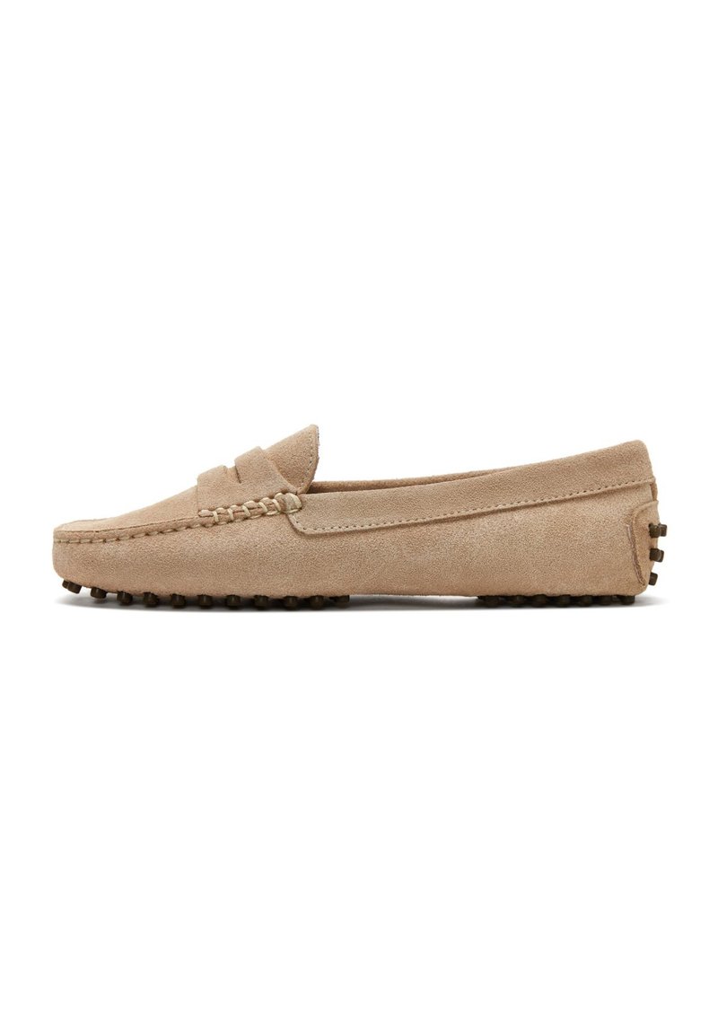 Mocassini in suede beige, caratterizzati da un design in stile mocassino, dettagli cuciti, suole piatte con punte in gomma e forma slip-on.