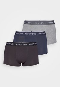 Tre paia di boxer: grigio scuro, blu navy e grigio chiaro. Tessuto morbido con fasce elastiche in vita che presentano il logo "Marc O’Polo".