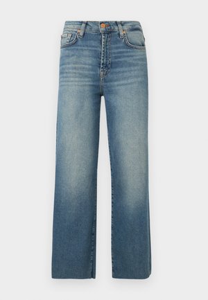 Jean bleu à jambe large en denim, avec un délavage, un design à cinq poches, une fermeture à bouton et des passants de ceinture, offrant une coupe droite et décontractée.