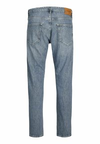 Jeans de denim azul claro con corte recto, cinco bolsillos y una etiqueta de cuero en la cinturilla. Textura desgastada; diseño minimalista.