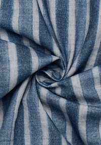 Blauwe en witte gestreepte stof met een zachte textuur, gedraaid in een spiraal. De strepen wisselen af tussen smal en breed.