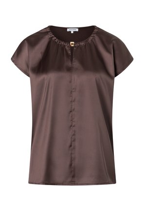 Blouse en satin marron avec un col rond, des manches courtes en forme de cap et un détail de bouton central, présentant une texture lisse et une coupe décontractée.