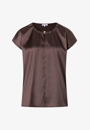 Braune Satinbluse mit rundem Ausschnitt, kurzen Kapuffärmelchen und zentralem Knopfdetail, mit glatter Textur und lässiger Passform.