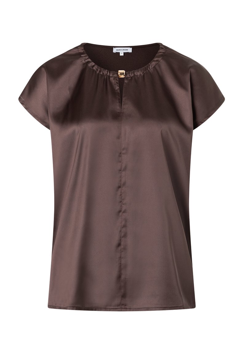 Braune Satinbluse mit rundem Ausschnitt, kurzen Kapuffärmelchen und zentralem Knopfdetail, mit glatter Textur und lässiger Passform.