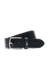 Zwarte leren riem met een zilverkleurige metalen gesp. Bevat een Lacoste logo label en heeft een gladde textuur. Klassiek ontwerp met een ronde punt.